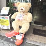 異邦人 四天王寺参道店にマスコットの熊が出現！